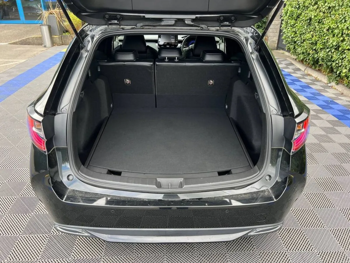 Toyota Corolla TOURING WXB 1.8 HYBRID AUTO // APPL - Image 6