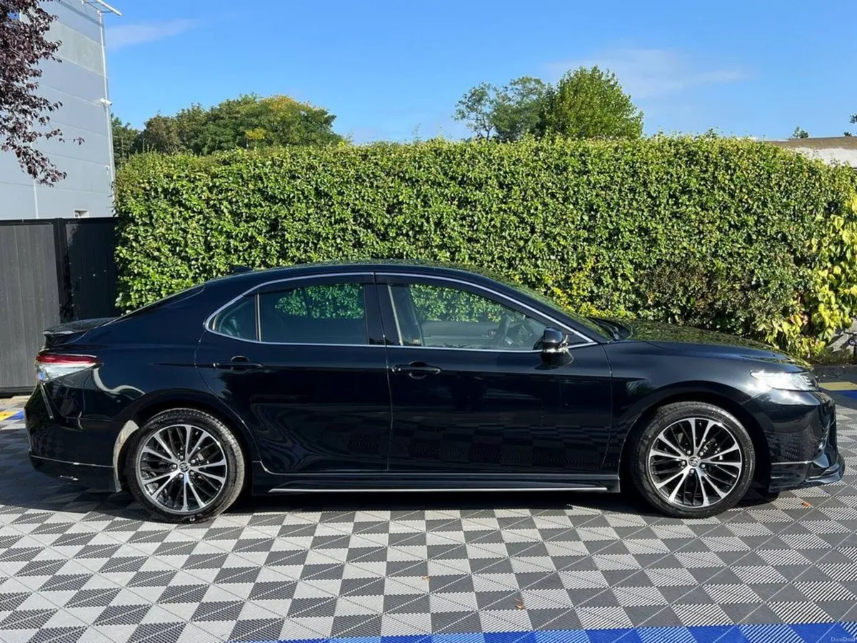 Toyota Camry WS-PACKAGE 2.5 HYBRID // APPLE CARPLA - Image 2