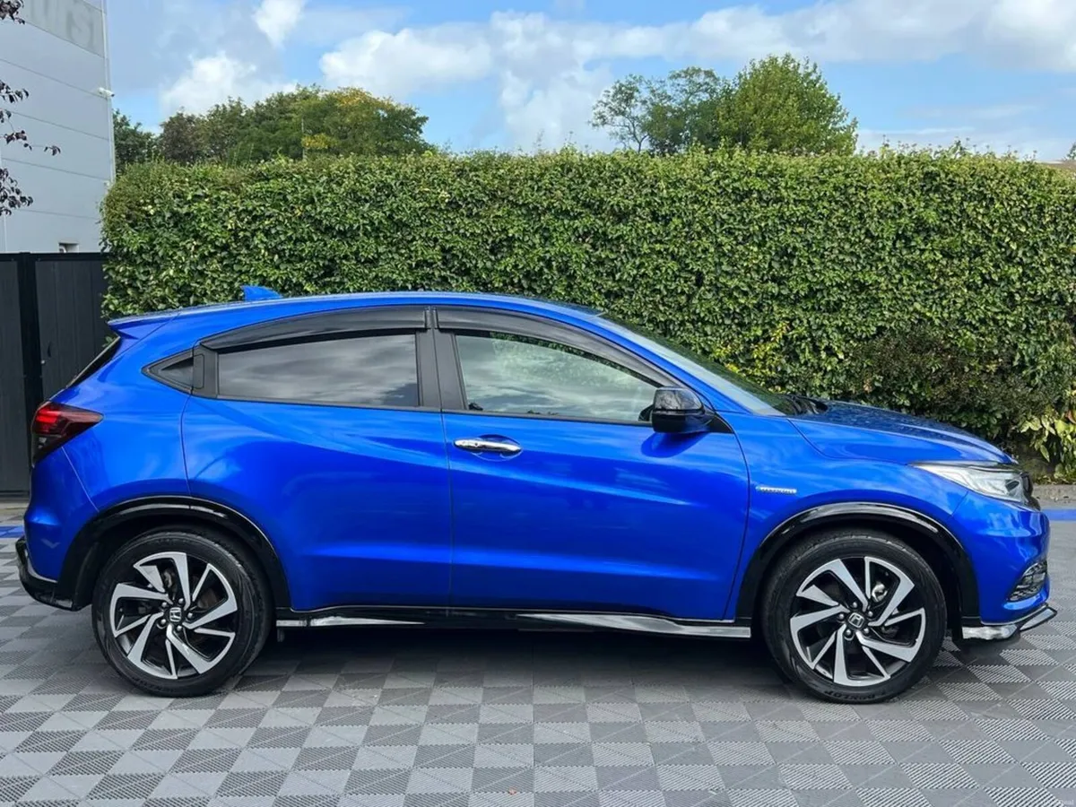 Honda Vezel RS 1.5 HYBRID AUTO // 18" DIAMOND CUT - Image 2