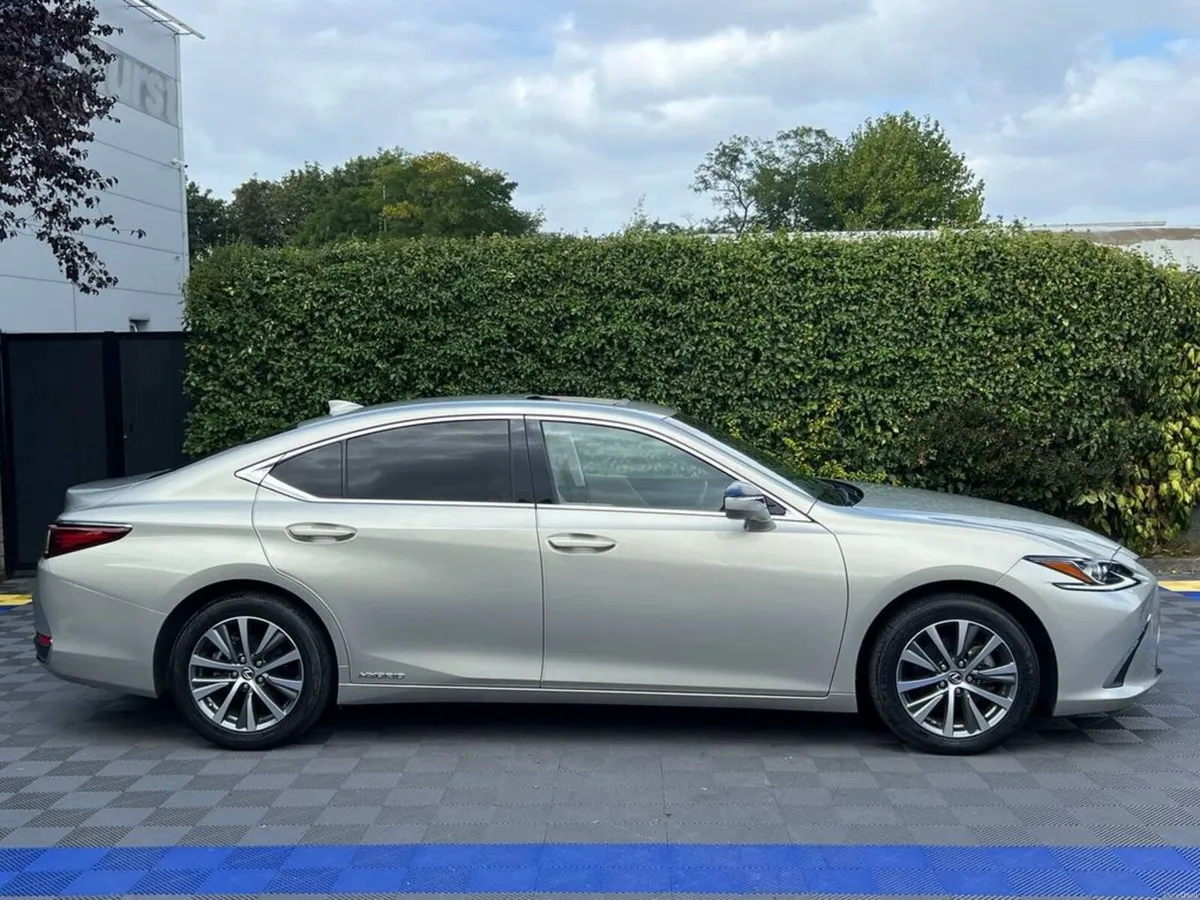 Lexus ES LUXURY 2.5 HYBRID ** HUGE SPEC ** // OPEN - Image 3