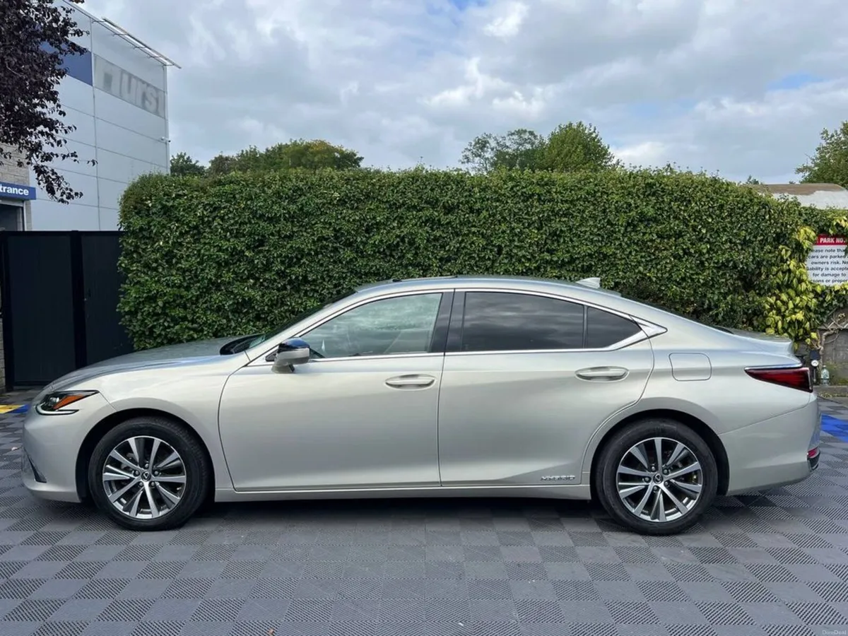 Lexus ES LUXURY 2.5 HYBRID ** HUGE SPEC ** // OPEN - Image 4