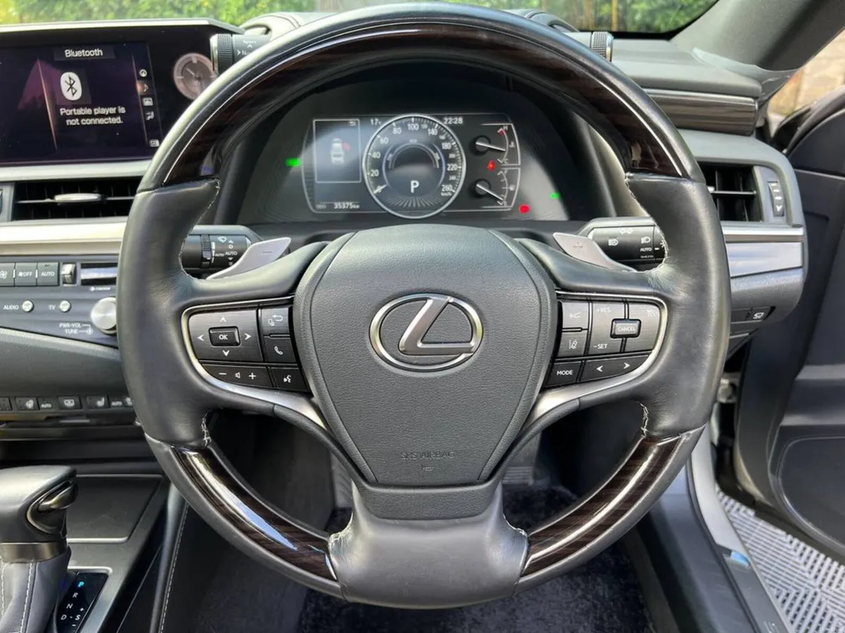 Lexus ES LUXURY 2.5 HYBRID ** HUGE SPEC ** // OPEN - Image 5