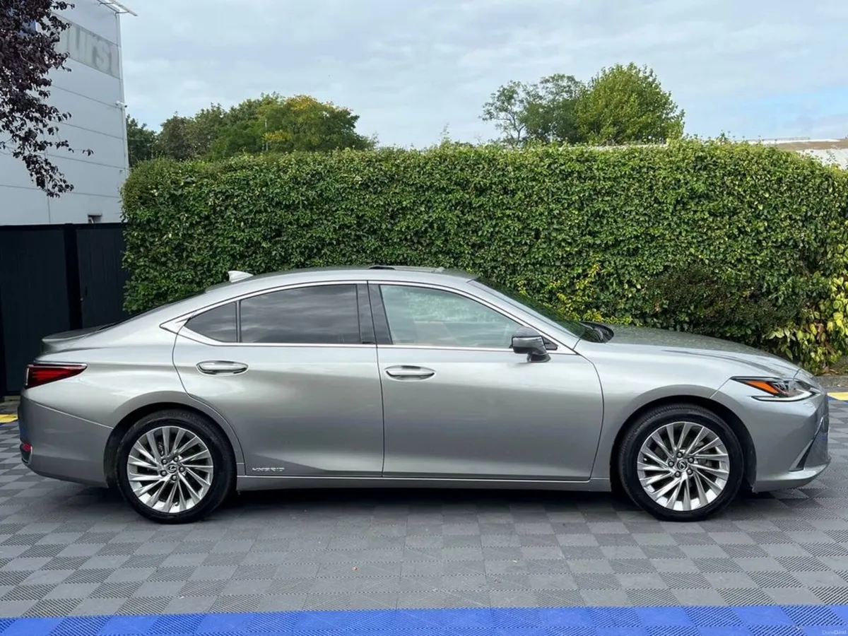 Lexus ES LUXURY 2.5 HYBRID AUTO ** HUGE SPEC ** // - Image 3