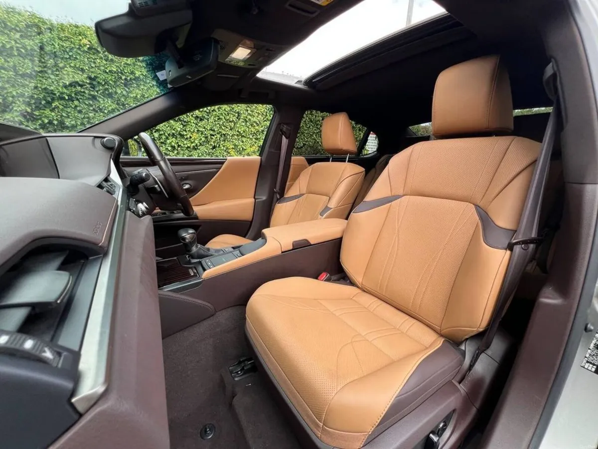 Lexus ES LUXURY 2.5 HYBRID AUTO ** HUGE SPEC ** // - Image 2