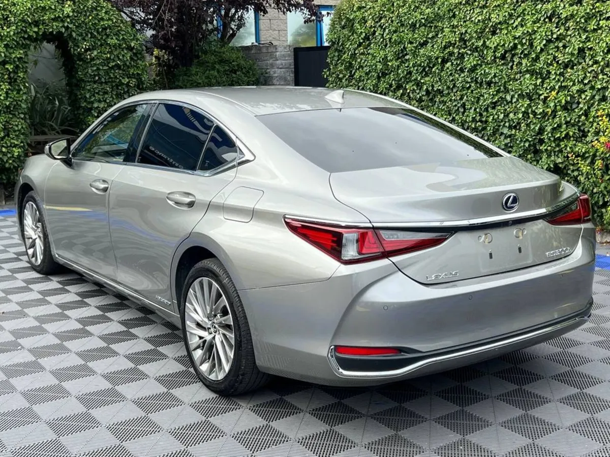 Lexus ES LUXURY 2.5 HYBRID AUTO ** HUGE SPEC ** // - Image 6