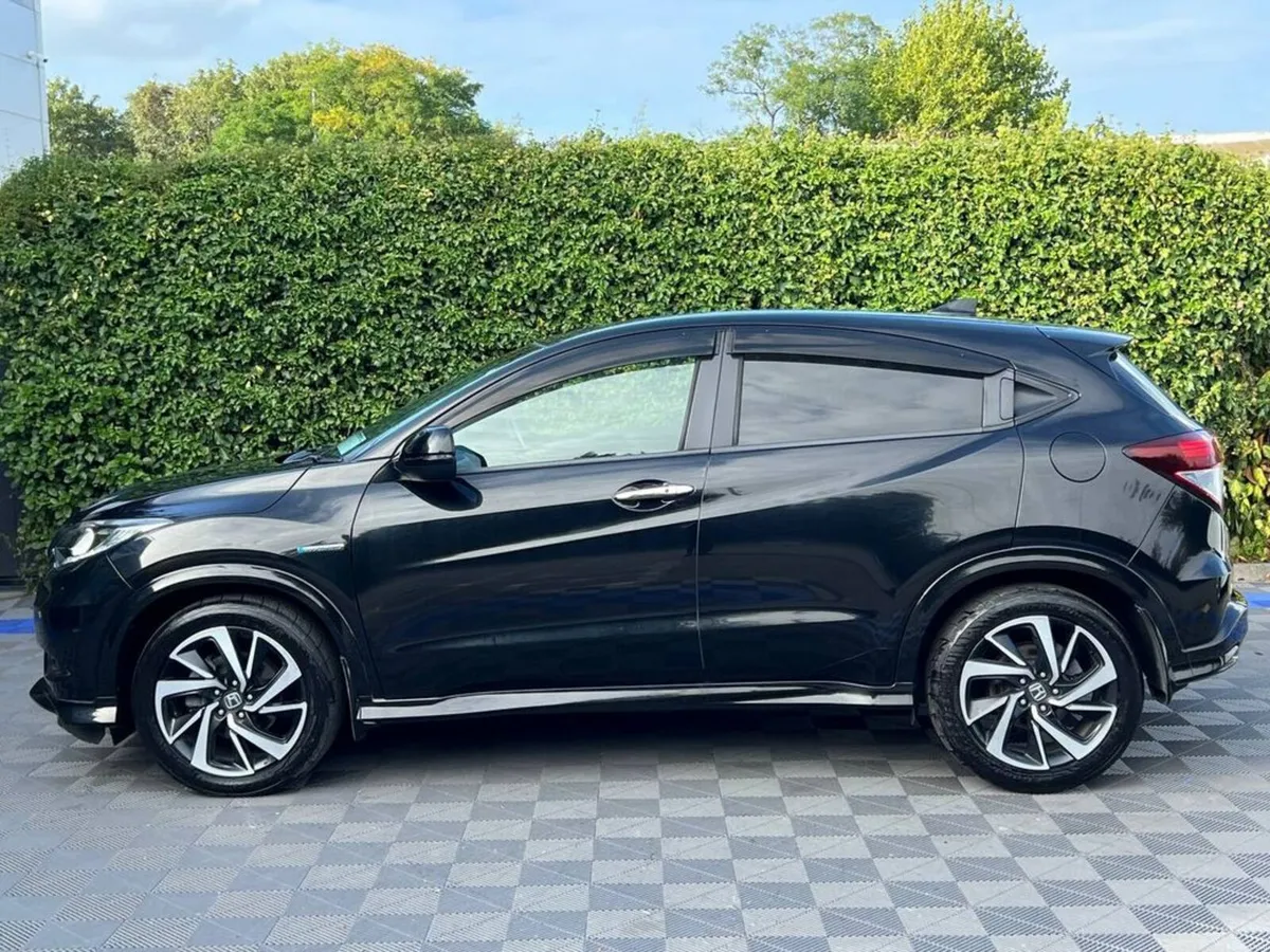 Honda Vezel RS 1.5 HYBRID AUTO // DIAMOND CUT ALLO - Image 3