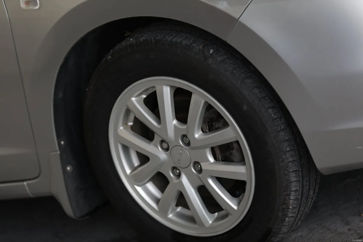 Honda Insight 2009 G package like new - Image 3