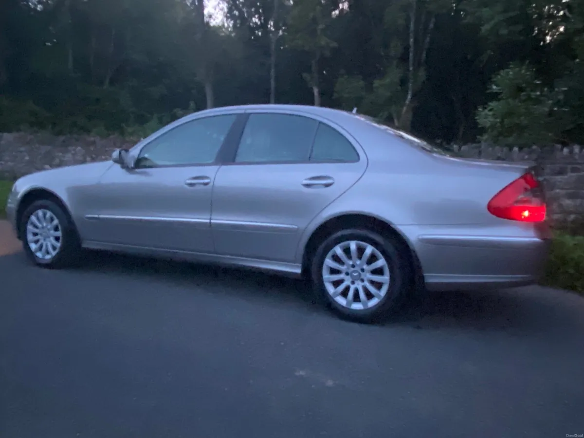 MERCEDES BENZ E200 AUTO AS NEW MINT 🙈 - Image 2