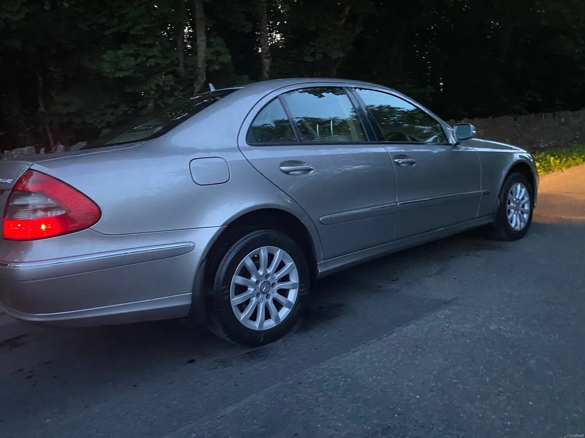 MERCEDES BENZ E200 AUTO AS NEW MINT 🙈 - Image 4