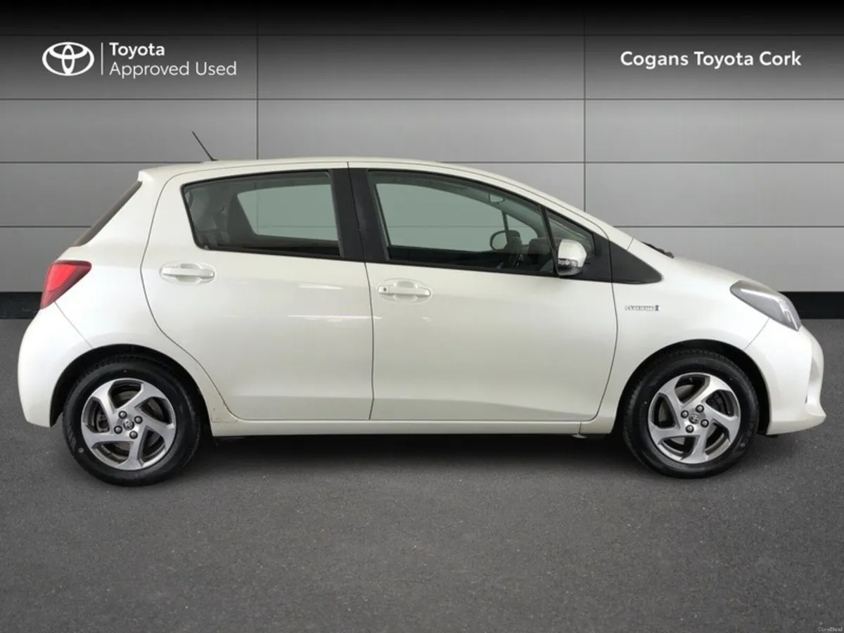 Toyota Yaris YARIS HYBRID LUXURY MC - Image 3