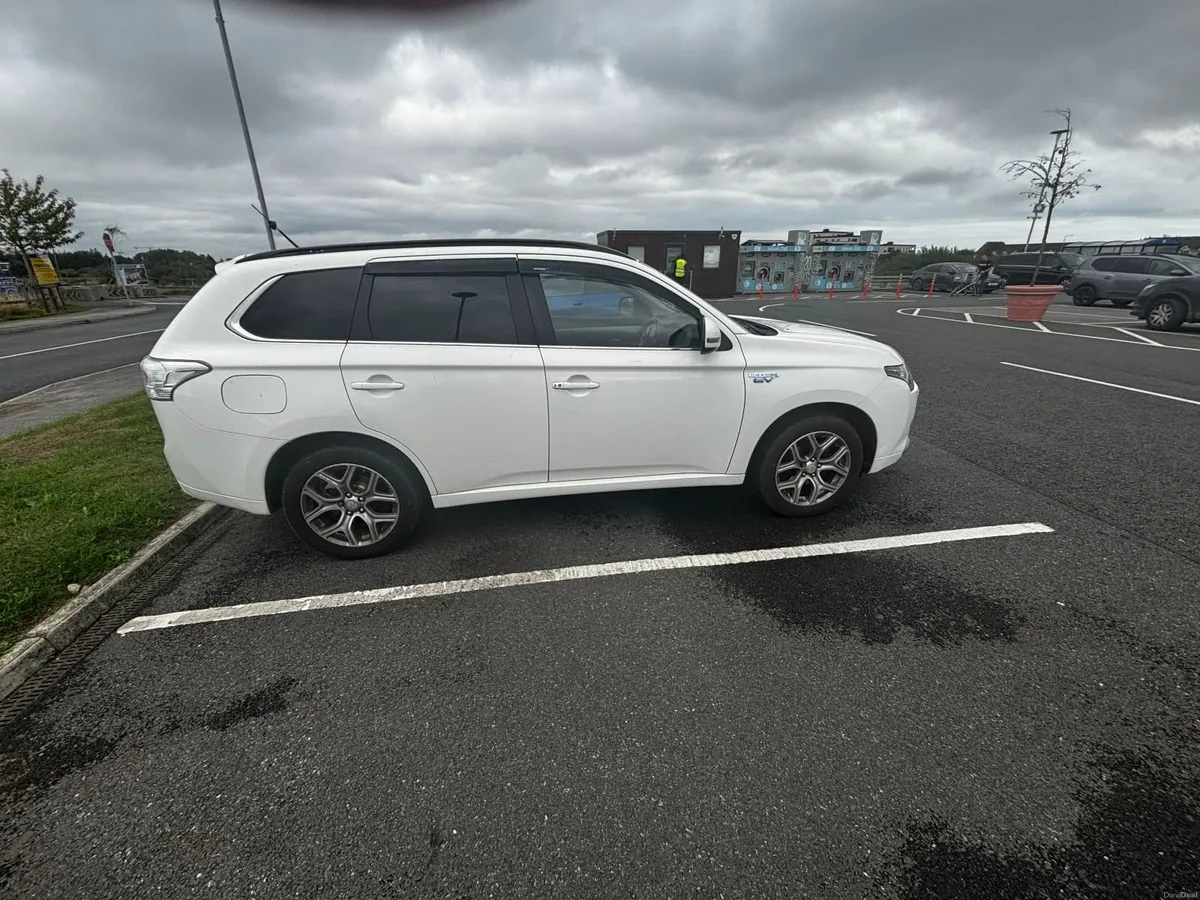 Mitsubishi Outlander 2015 - Image 1