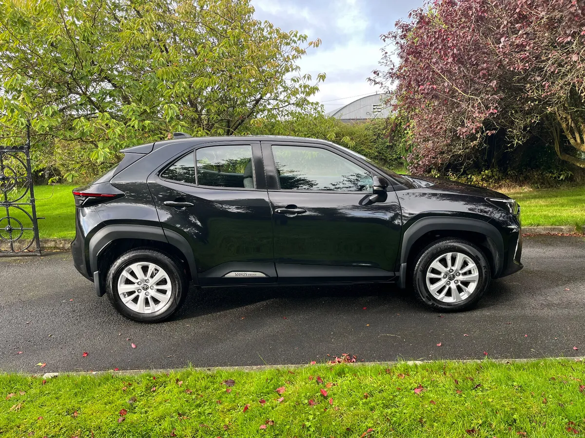 Toyota Yaris Cross HYBRID 2022 - Image 2