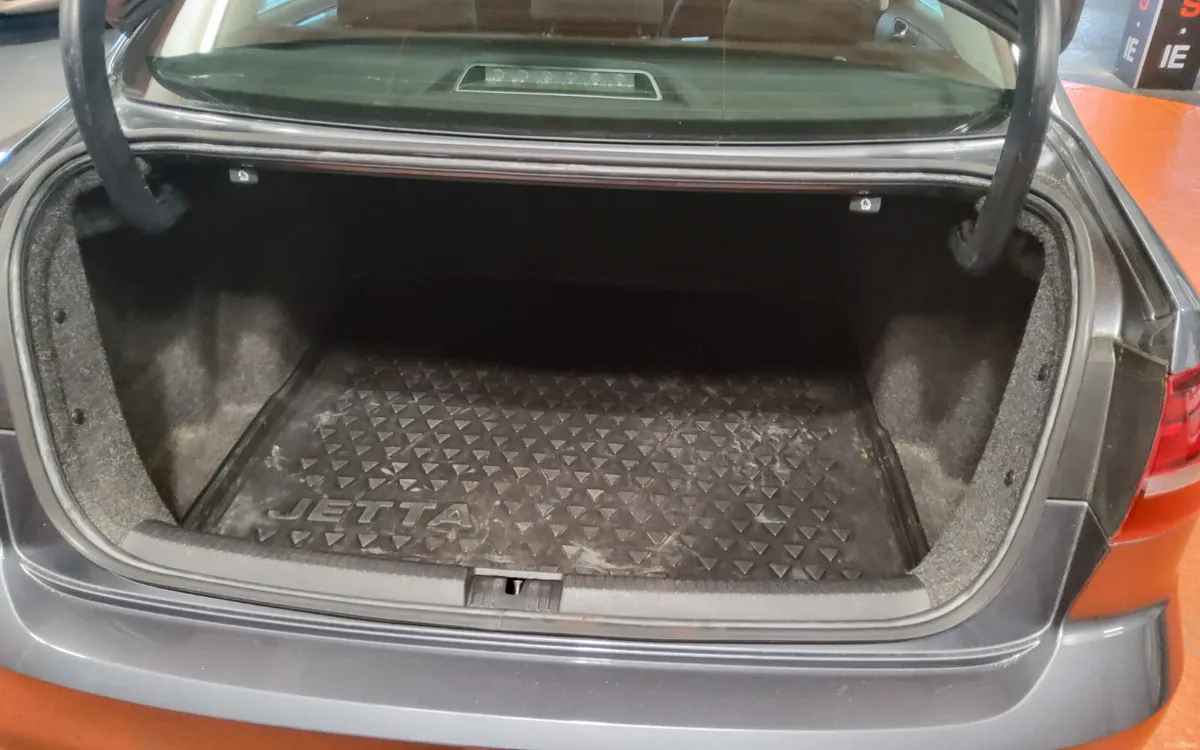 Volkswagen Jetta 2017 - Image 2