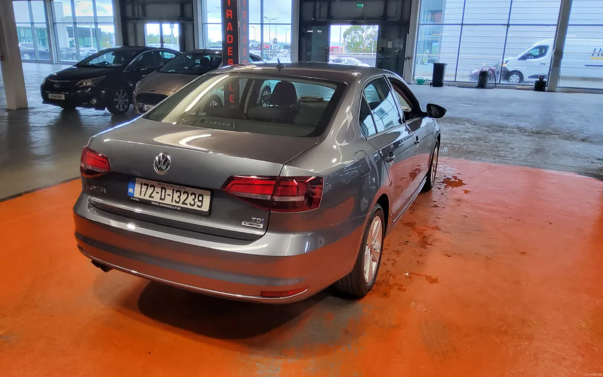 Volkswagen Jetta 2017 - Image 3