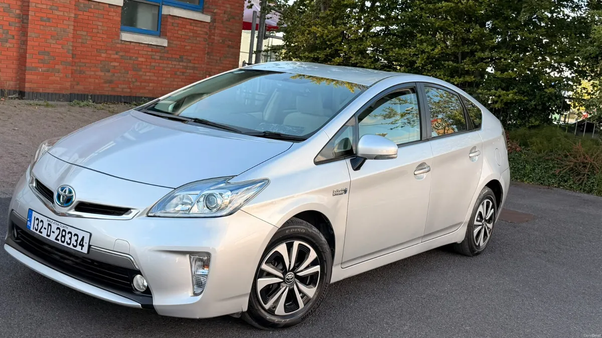 Toyota Prius 2013 Plug 🔌 In - Image 2