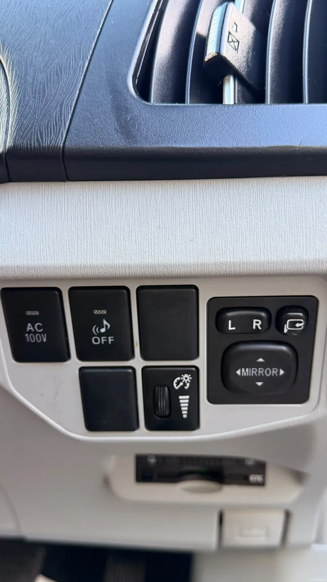 Toyota Prius 2013 Plug 🔌 In - Image 6