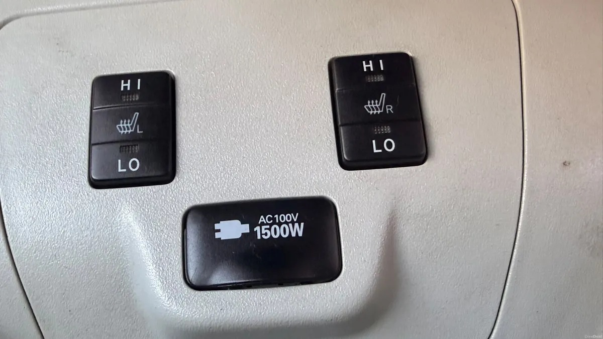Toyota Prius 2013 Plug 🔌 In - Image 3