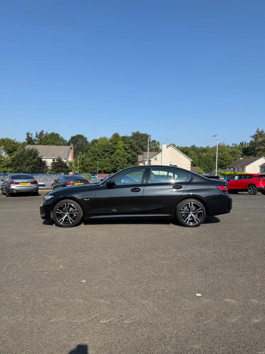 BMW 3-Series 2023 - Image 4