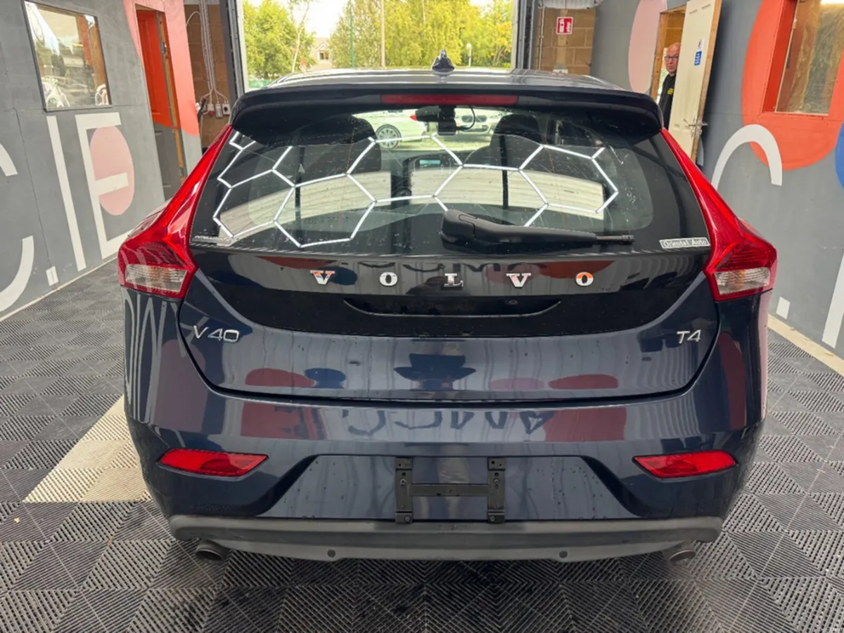 Volvo V40 2015 VOLVO V40 T4 AUTOMATIC 1.6/ AUTOMAT - Image 4