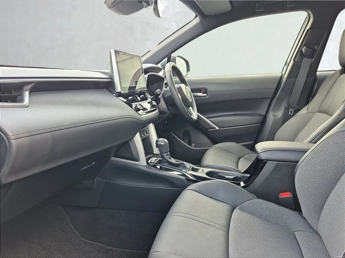Toyota Corolla Cross ** Z HYBRID ** LOW KMS ** TRI - Image 6