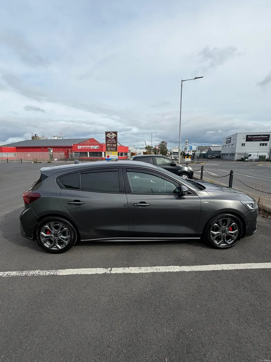 2025 Ford Focus ST Line - Image 6