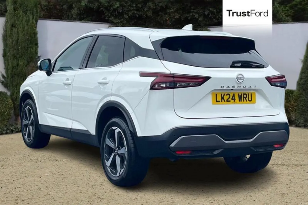Nissan Qashqai 1.3 DiG-T MH N-Connecta [Glass Roof - Image 2