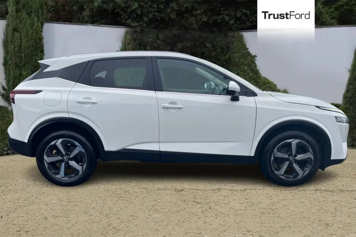 Nissan Qashqai 1.3 DiG-T MH N-Connecta [Glass Roof - Image 3