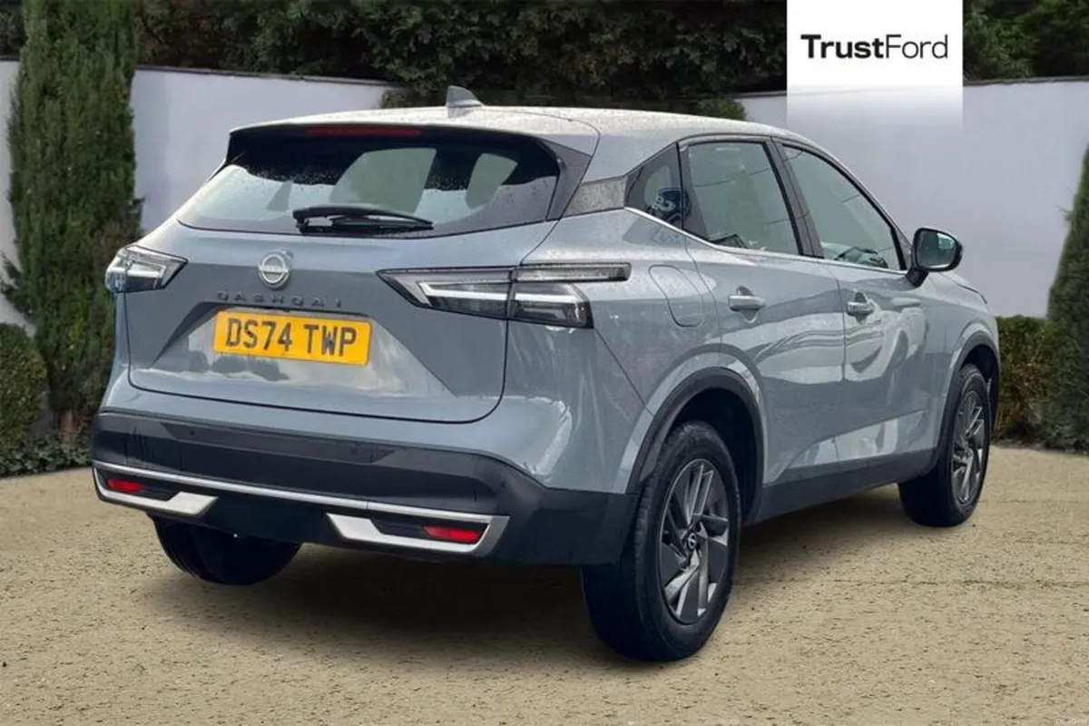 Nissan Qashqai 1.3 DiG-T MH 158 Acenta Premium 5dr - Image 4