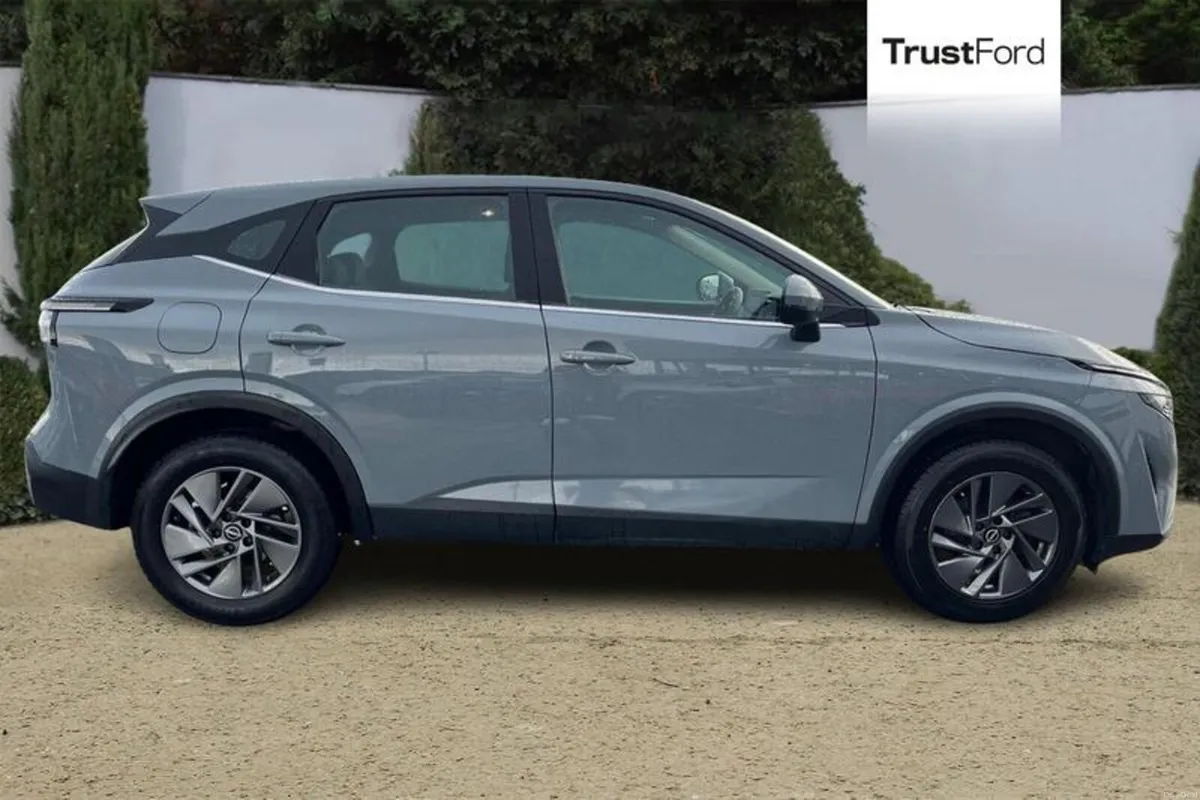Nissan Qashqai 1.3 DiG-T MH 158 Acenta Premium 5dr - Image 3