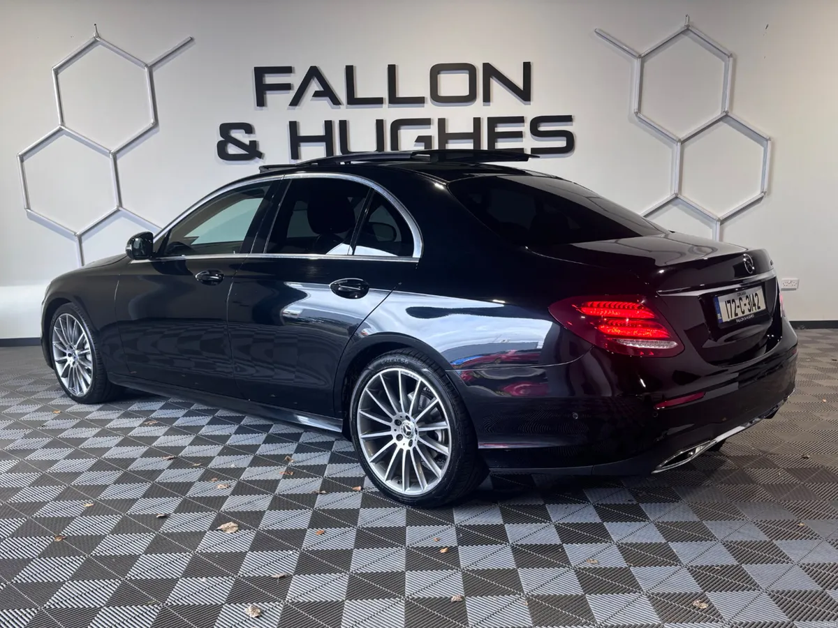 MERCEDES BENZ E220 D AMG LINE AUTO // PAN SUNROOF - Image 4