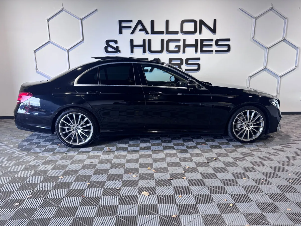 MERCEDES BENZ E220 D AMG LINE AUTO // PAN SUNROOF - Image 5