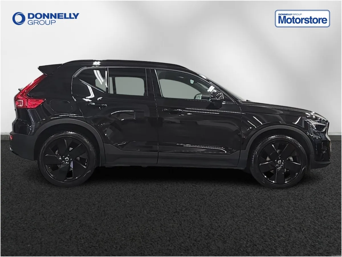 Volvo XC40 Estate Plus Black Edition - Image 3
