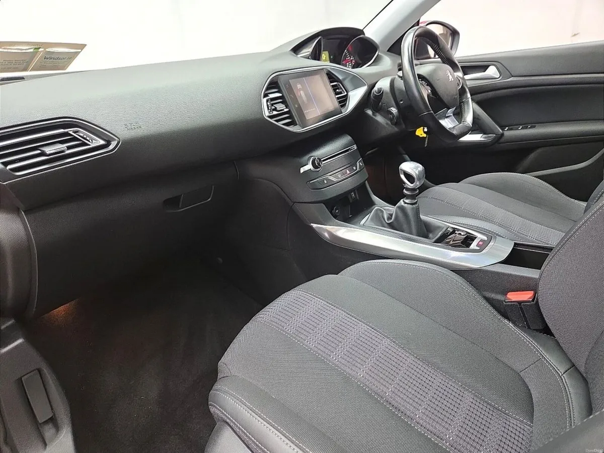 Peugeot 308 1.5 BlueHDi 100bhp Allure - Image 4
