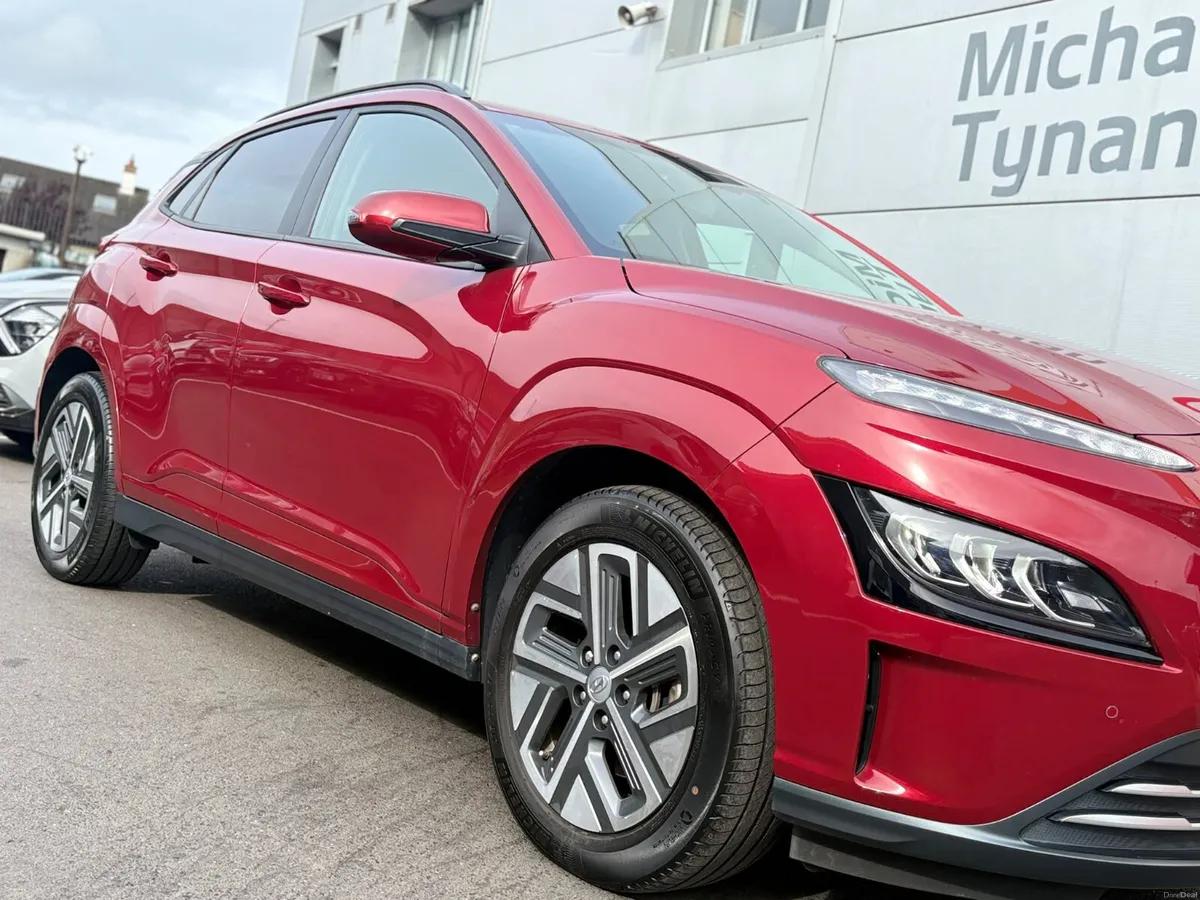 2023 Hyundai Kona Premium 64kwh, CarPlay, Camera - Image 6