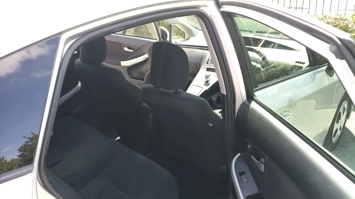 Toyota Prius 2015 "Fresh NCT till Nov 2027" - Image 5