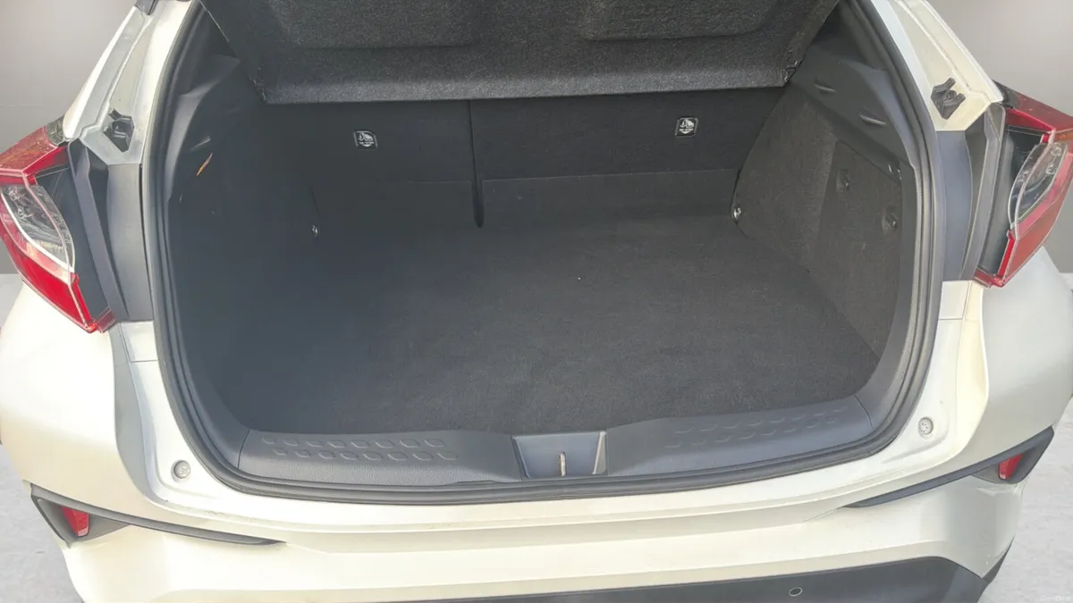 2019 Toyota CHR 1.8L AUTO PETROL HYBRID LUNA SPORT - Image 5