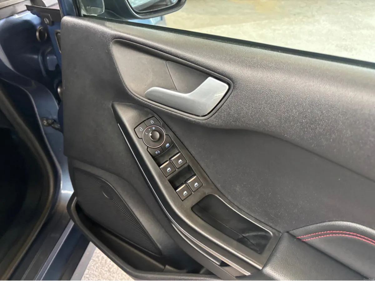 Ford Fiesta 1.0 ST-LINE X ED MHEV 1 TITANIUM 123PS - Image 6