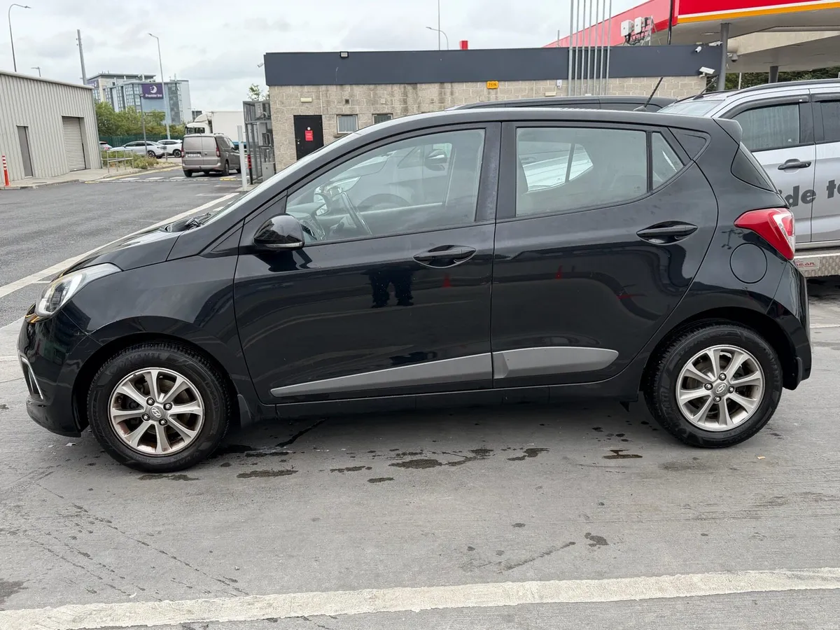 Hyundai i10 Deluxe 4DR - Image 4