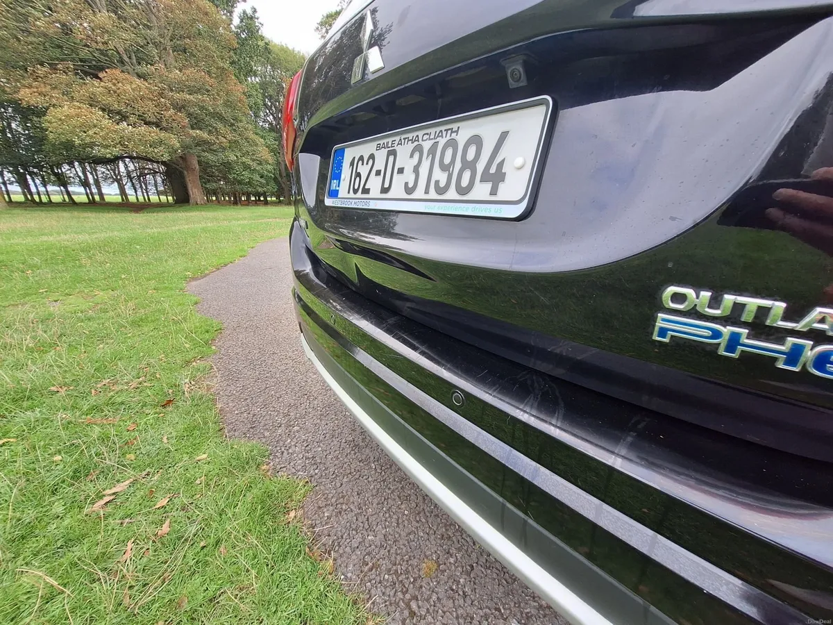 Mitsubishi Outlander 2016 PHEV - Image 2
