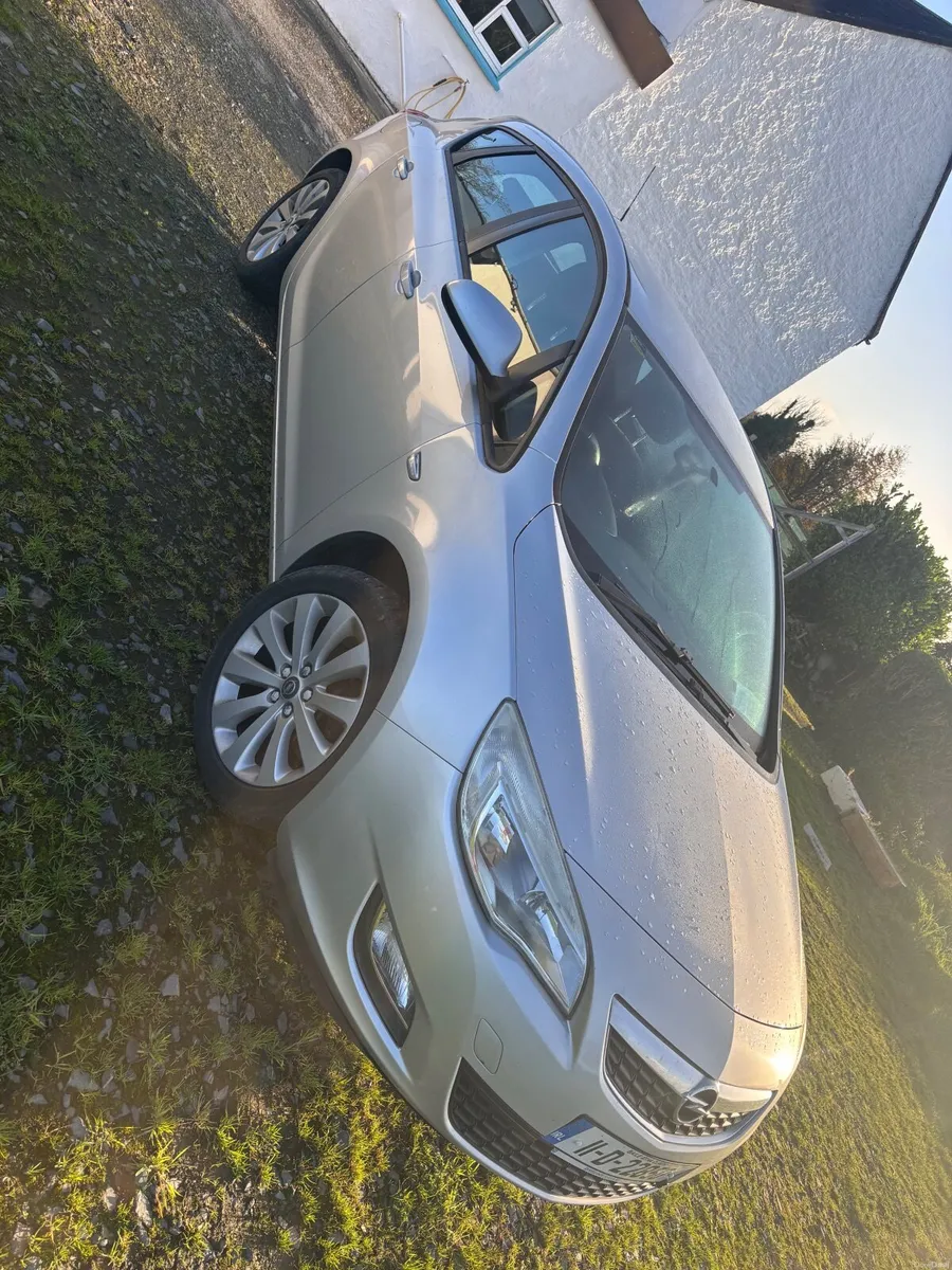 Opel Astra 2011 - Image 2