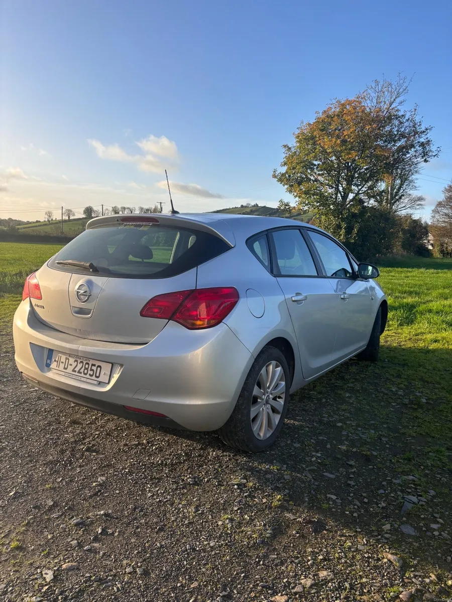 Opel Astra 2011 - Image 1
