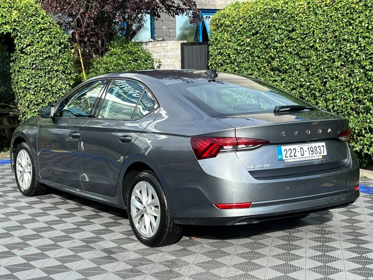 Skoda Octavia AMBITION 2.0 TDI // APPLE CARPLAY/AN - Image 5