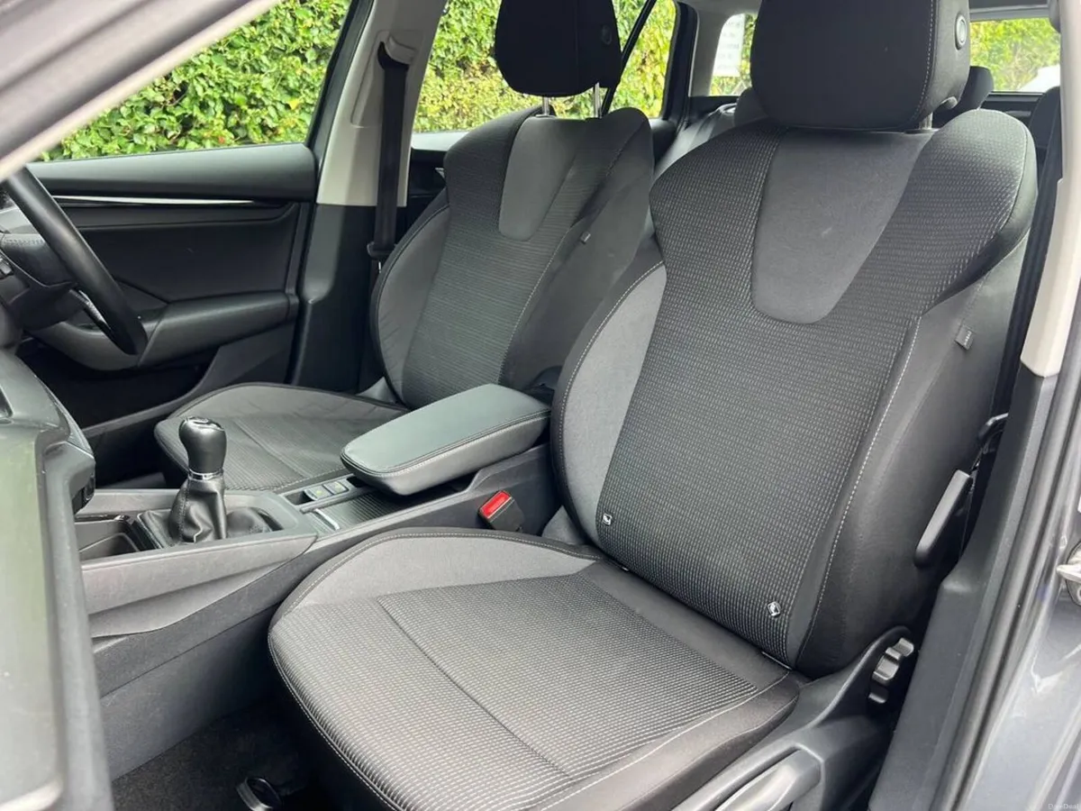 Skoda Octavia ESTATE AMBITION 2.0 TDI // CRUISE CO - Image 6
