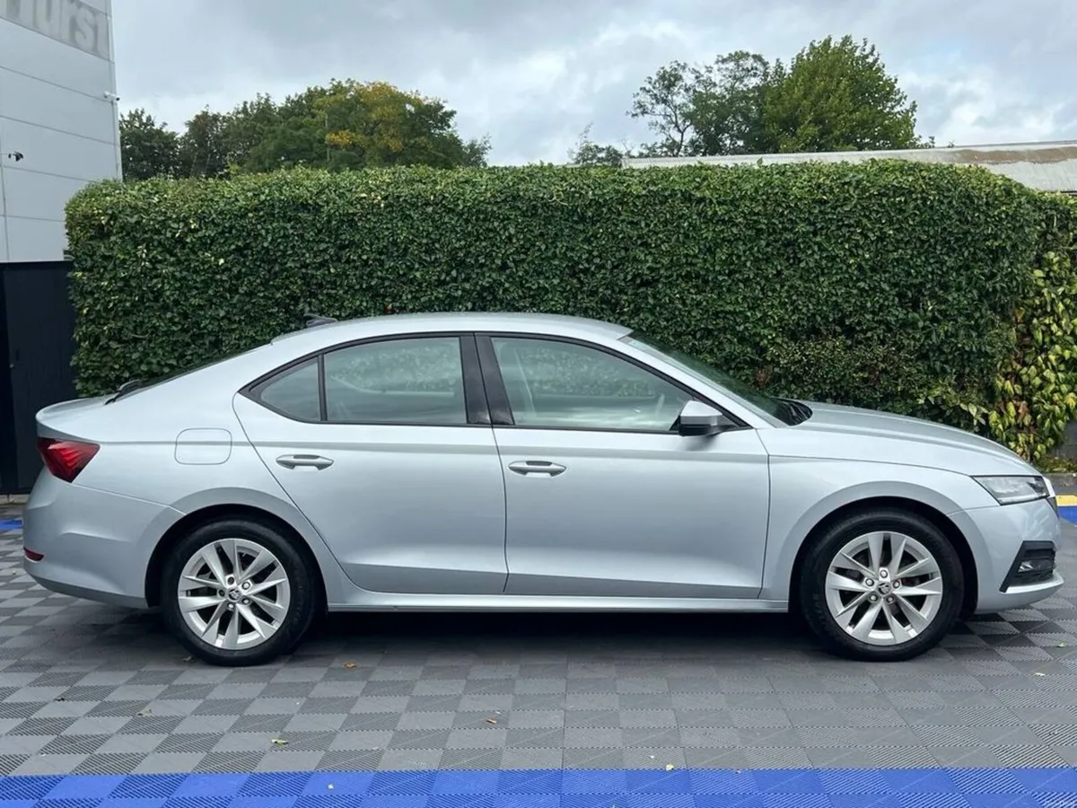 Skoda Octavia AMBITION 2.0 TDI // CRUISE CONTROL / - Image 2