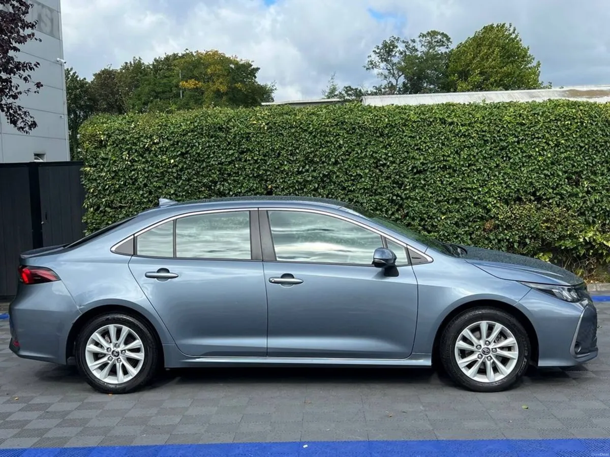 Toyota Corolla LUNA 1.8 HYBRID AUTO // VERY LOW MI - Image 2