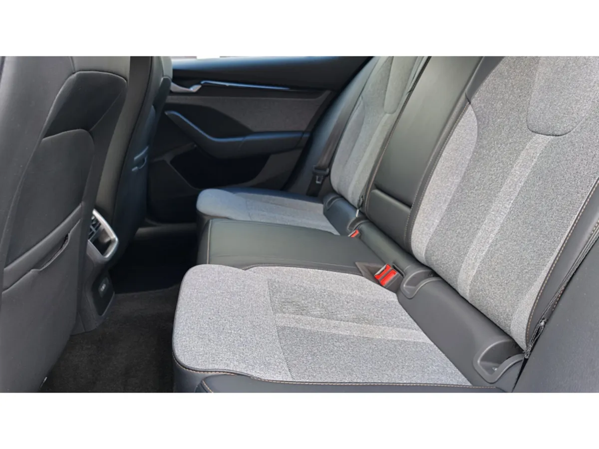 Skoda Octavia HEATED SEATS - HEATED STEERING WHEEL - Image 4