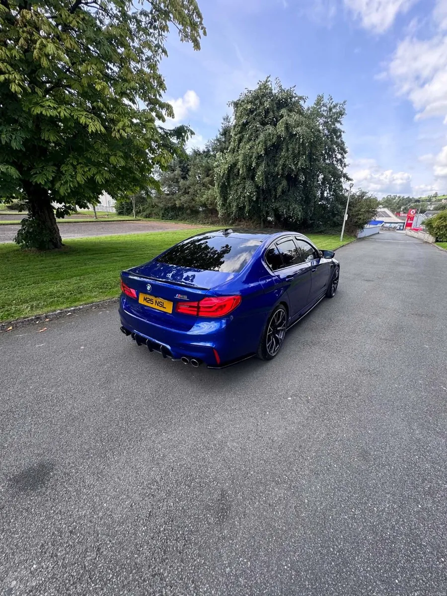 BMW F90 M5 Exclusive Marina Bay Blu - Image 3