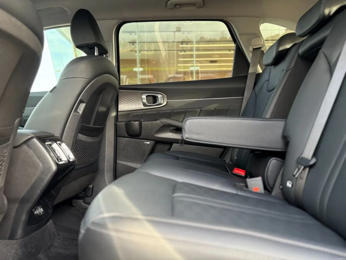 Kia Sorento 1.6 Plug in hybrid ( 7 Seats ) - Image 5