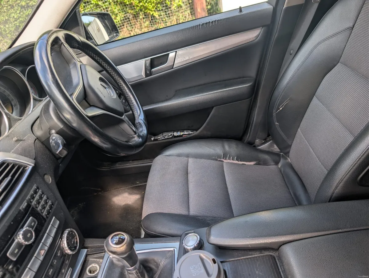 Mercedes-Benz C-Class 2011 Avantgarde Sport - Image 5