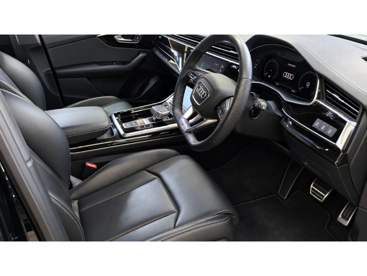 Audi Q7 (242) 55 TFSI-E S-LINE **BLACK EDITION** - Image 4